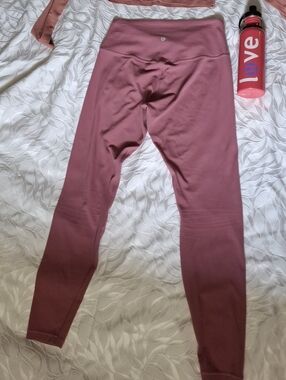 Lululemon Leggings and FREE H2O Bottle